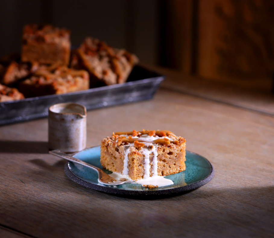 THE HANDMADE CAKE COMPANY Toffee Apple Crumble Traycake